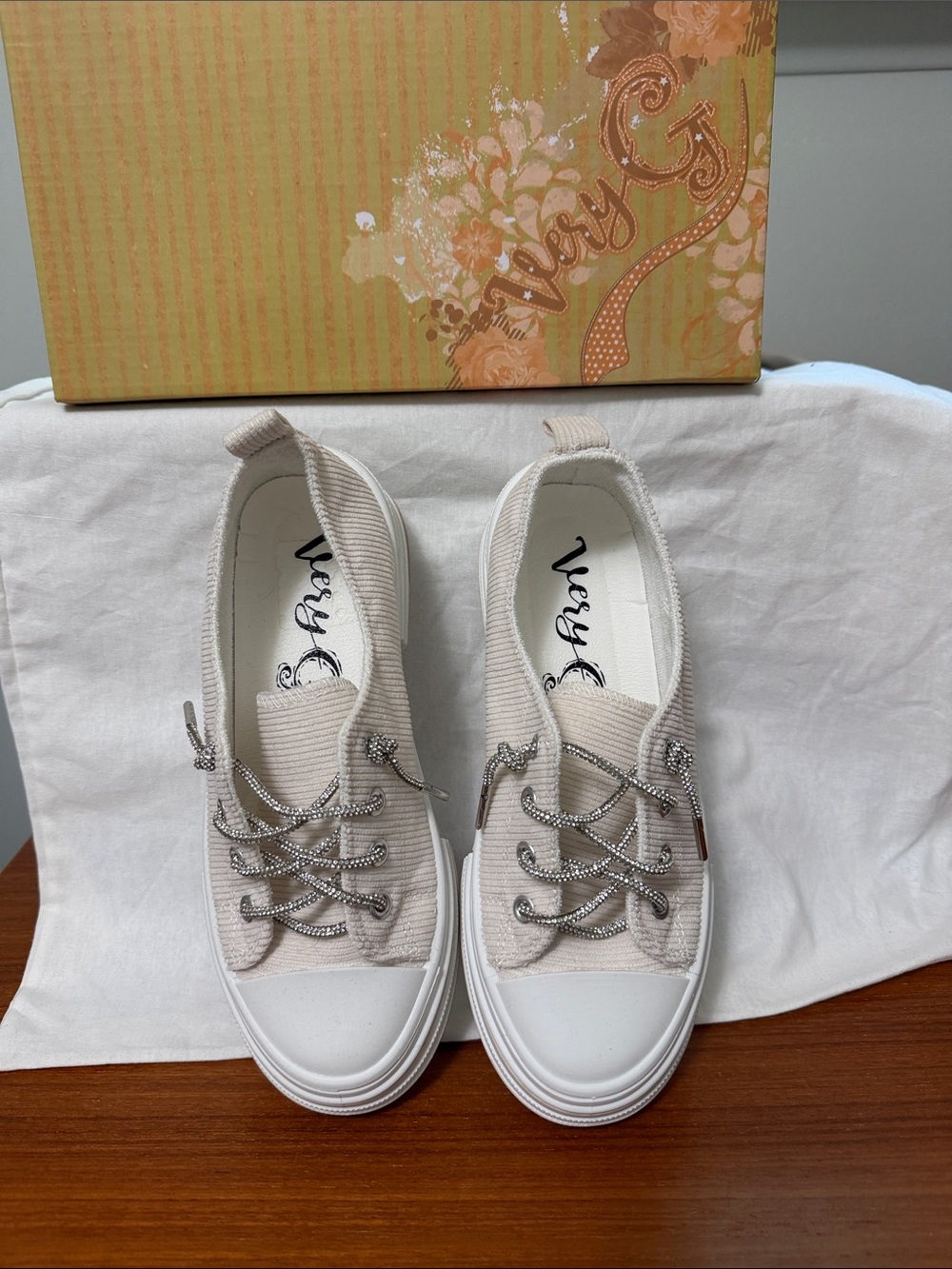Very G Light Beige Canvas Slip-On Sneakers with Silver Laces